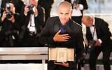 Tawfeek Barhom posant avec la Palme d'or du meilleur court métrage pour « I'm Glad You're Dead Now », lors du 78ᵉ Festival international du film de Cannes, le 24 mai 2025. (Crédit : Scott A Garfitt/Invision/AP)
