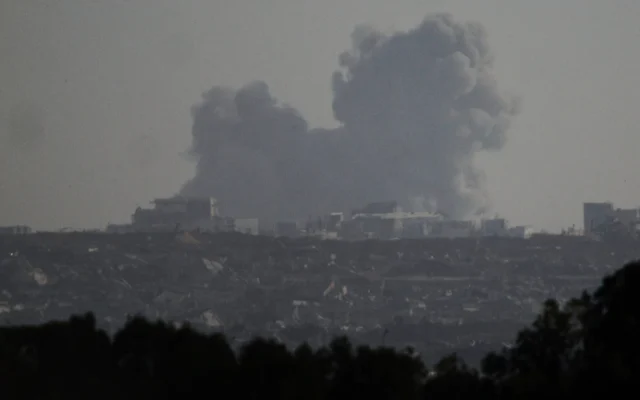 Une frappe israélienne dans la bande de Gaza, vue depuis le sud d'Israël, le 26 mai 2025. (Crédit : AP Photo/Ariel Schalit) Une frappe israélienne dans la bande de Gaza, vue depuis le sud d'Israël, le 26 mai 2025. (Crédit : AP Photo/Ariel Schalit)