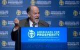 L'activiste politique David Horowitz s'adresse aux participants du sommet « Défendre le rêve américain » de la Fondation Americans for Prosperity à Orlando, en Floride, le 30 août 2013.(Crédit : Phelan M. Ebenhack/AP)