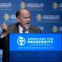 L'activiste politique David Horowitz s'adresse aux participants du sommet « Défendre le rêve américain » de la Fondation Americans for Prosperity à Orlando, en Floride, le 30 août 2013.(Crédit : Phelan M. Ebenhack/AP)