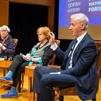 Le gestionnaire de fonds spéculatifs Bill Ackman (à droite) s'exprimant lors d'une table ronde avec Leon Wieseltier, rédacteur en chef de Liberties, et Deborah Lipstadt, professeure à l'université Emory, lors du symposium « The End of an Era: Jews and Elite Universities » (La fin d'une époque : les Juifs et les universités prestigieuses), organisé au Centre d'histoire juive de Manhattan, le 18 mai 2025. (Crédit : John Halpern via JTA)