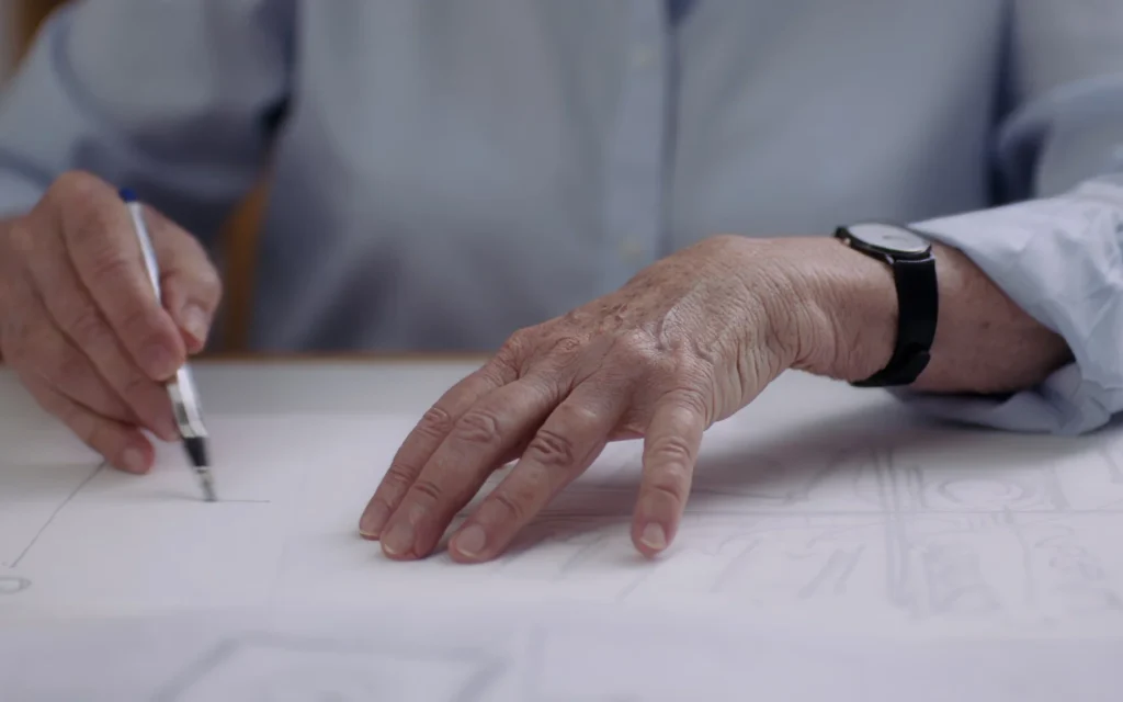 Les mains d'Ada Karmi-Melamede, extrait de « Ada, ma mère l'architecte », sorti en mai 2025. (Crédit : Salty Features)