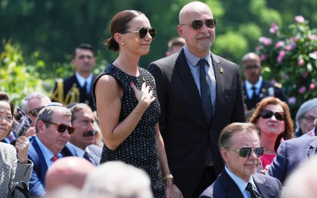 Yael Alexander, à gauche, et Adi Alexander, parents d'Edan Alexander, un Américain-Israélien retenu en otage par le Hamas, écoutent le président Donald Trump s'exprimer lors de la Journée nationale de prière dans la roseraie de la Maison-Blanche, le 1er mai 2025, à Washington. (Crédit : Evan Vucci/AP)
