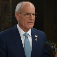 L'ambassadeur israélien aux États-Unis, Yechiel Leiter, apparaissant dans l'émission « Real Talk » de PragerU, dans une interview diffusée le 22 mai 2025. (Crédit : Capture d'écran/YouTube)
