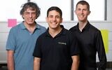 De droite à gauche : Les fondateurs de la start-up israélienne Classiq, spécialisée dans les logiciels quantiques : Nir Minerbi, Amir Naveh et le Dr. Yehuda Naveh. (Crédit : Eyal Toueg)