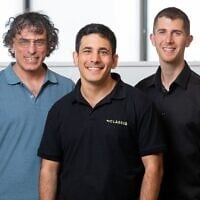 De droite à gauche : Les fondateurs de la start-up israélienne Classiq, spécialisée dans les logiciels quantiques : Nir Minerbi, Amir Naveh et le Dr. Yehuda Naveh. (Crédit : Eyal Toueg)
