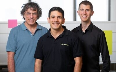 De droite à gauche : Les fondateurs de la start-up israélienne Classiq, spécialisée dans les logiciels quantiques : Nir Minerbi, Amir Naveh et le Dr. Yehuda Naveh. (Crédit : Eyal Toueg)