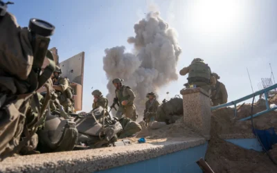 Des soldats se mettent à l'abri après que les troupes du Corps du génie de combat ont fait exploser un tunnel du Hamas dans le nord de la bande de Gaza, le 7 novembre 2023. (Crédit : Emanuel Fabian/Times of Israel)