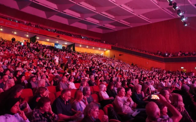 Plusieurs milliers de personnes rassemblées au palais international des congrès de Jérusalem pour le sommet pour la paix "It's Time", le 9 mai 2025. (Crédit : Charlie Summers/Times of Israel) Plusieurs milliers de personnes rassemblées au palais international des congrès de Jérusalem pour le sommet pour la paix "It's Time", le 9 mai 2025. (Crédit : Charlie Summers/Times of Israel)