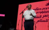 Le président de Hadash-Taal, Ayman Odeh, s'exprime lors d'une conférence sur la paix au palais international des Congrès de Jérusalem, le 9 mai 2025. (Crédit : Charlie Summers/Times of Israel)