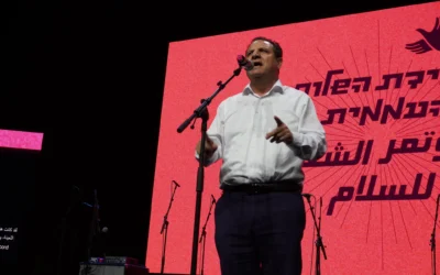 Le président de Hadash-Taal, Ayman Odeh, s'exprime lors d'une conférence sur la paix au palais international des Congrès de Jérusalem, le 9 mai 2025. (Crédit : Charlie Summers/Times of Israel)
