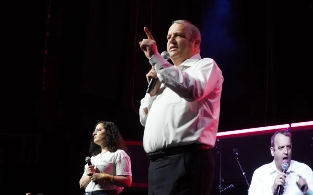 Les députés Avoda Gilad Kariv (à droite) et Naama Lazimi (à gauche) s'adressent au public lors d'une conférence pour la paix au palais des Congrès International de Jérusalem, le 9 mai 2025. (Crédit : Charlie Summers/Times of Israel) Les députés Avoda Gilad Kariv (à droite) et Naama Lazimi (à gauche) s'adressent au public lors d'une conférence pour la paix au palais des Congrès International de Jérusalem, le 9 mai 2025. (Crédit : Charlie Summers/Times of Israel)