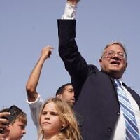 Le ministre de la Sécurité nationale, Itamar Ben Gvir, s'adressant à une foule de participants à la Journée de Jérusalem avant la marche annuelle des drapeaux, dans la Vieille Ville de Jérusalem, le 26 mai 2025. (Crédit : Charlie Summers/Times of Israel)