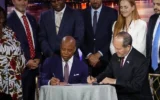 Le maire de New York, Eric Adams, à gauche, et le ministre de l'Économie, Nir Barkat, à droite, signent un accord pour établir des relations commerciales entre New York et Israël, à New York, le 19 mai 2025. (Crédit : Luke Tress / Times of Israel)