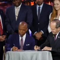 Le maire de New York, Eric Adams, à gauche, et le ministre de l'Économie, Nir Barkat, à droite, signent un accord pour établir des relations commerciales entre New York et Israël, à New York, le 19 mai 2025. (Crédit : Luke Tress / Times of Israel)