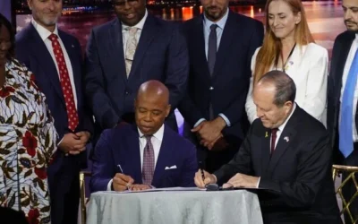Le maire de New York, Eric Adams, à gauche, et le ministre de l'Économie, Nir Barkat, à droite, signent un accord pour établir des relations commerciales entre New York et Israël, à New York, le 19 mai 2025. (Crédit : Luke Tress / Times of Israel)