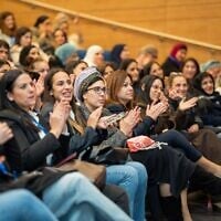 Des femmes issues d'un large éventail de la société israélienne rassemblées pour la première conférence de Kumi au Sapir College, près de Sderot, dans le sud d'Israël, le 26 février 2025. (Crédit : Noa Sharvit)