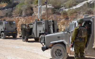 Un soldat de l'armée israélienne entre dans un véhicule blindé dans le camp de réfugiés de Jénine, dans le nord de la Cisjordanie, le 7 avril 2025. (Crédit : Stav Levaton/Times of Israël)