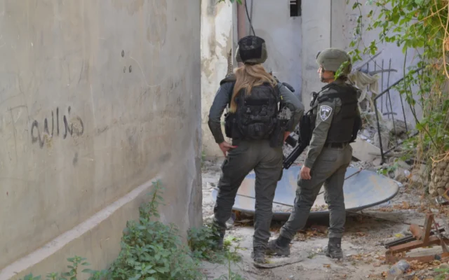 Illustration : Deux officiers de la police des frontières montent la garde dans le camp de réfugiés de Jénine, dans le nord de la Cisjordanie, le 7 avril 2025. (Crédit : Stav Levaton/Times of Israël)