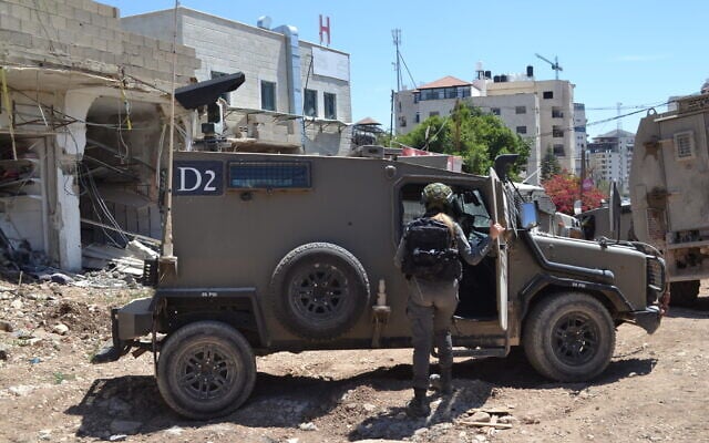 L'armée israélienne opère dans le camp de réfugiés de Jénine, dans le nord de la Cisjordanie, le 7 mai 2025. (Crédit : Stav Levaton/Times of Israël)