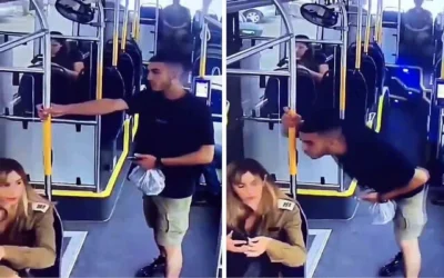 Un Palestinien crache sur une militaire israélienne à bord d'un bus à Bat Yam, le 18 mai 2025 (capture d'écran X, utilisée conformément à la clause 27a de la loi sur les droits d'auteur)