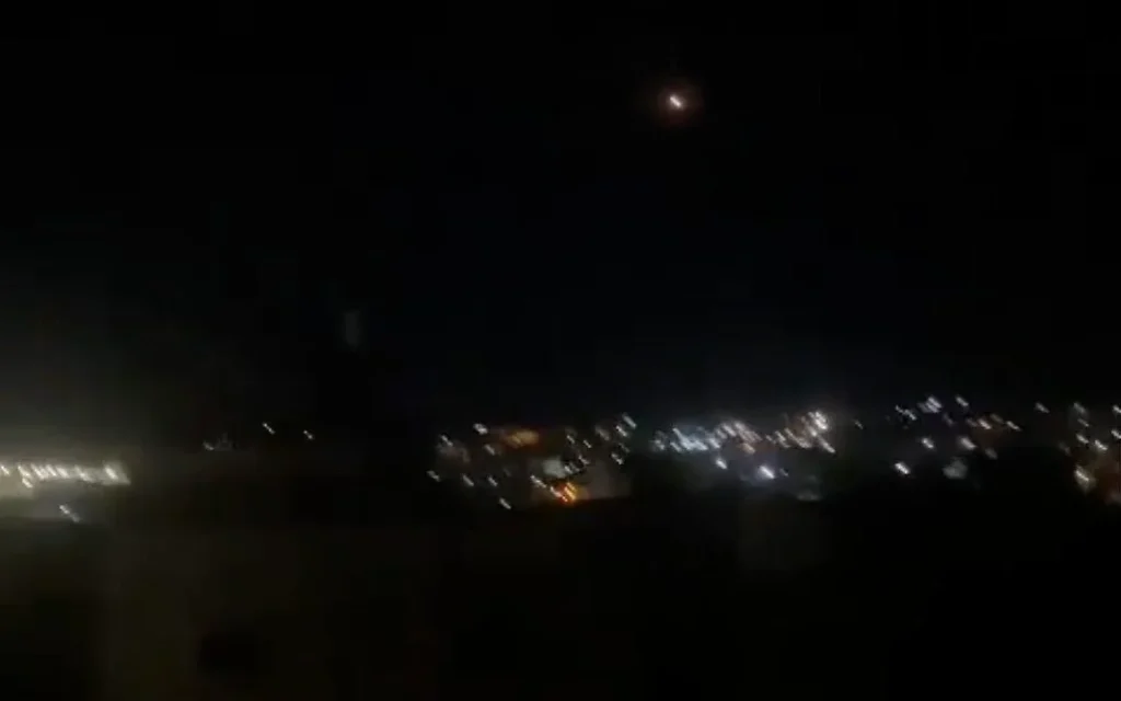 Capture d'écran d'une vidéo montrant le lancement d'un missile intercepteur en direction d'un missile balistique tiré depuis le Yémen vers Israël, le 23 mai 2025. (Capture d'écran :  X)