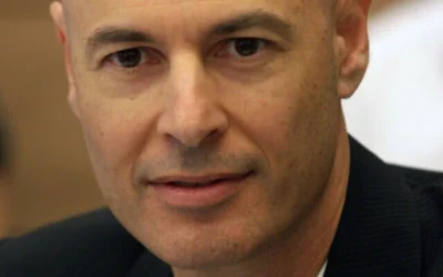 Eden Bar Tal, alors directeur général du ministère de la Communication, à la Commission des finances de la Knesset, à Jérusalem, le 12 octobre 2009. (Crédit : Kobi Gideon / FLASH90)