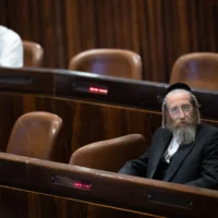 Le député du parti Yahadout HaTorah, Ya'akov Tessler, en séance plénière de la Knesset, le 6 juin 2022. (Crédit : Yonatan Sindel/Flash90)