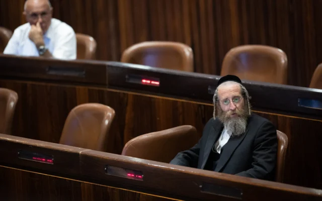 Le député du parti Yahadout HaTorah, Ya'akov Tessler, en séance plénière de la Knesset, le 6 juin 2022. (Crédit : Yonatan Sindel/Flash90)