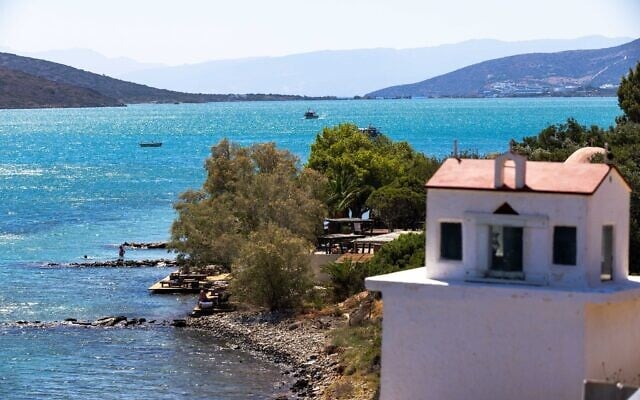 Vue sur la mer et la côté de la Crète depuis Elounda, en Grèce, le 8 septembre 2022. (Crédit : Olivier Fitoussi / Flash90)
