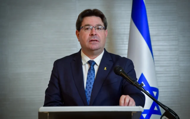 Ofir Akunis lors d'une conférence, à Tel Aviv, le 17 janvier 2024. (Crédit : Avshalom Sassoni/Flash90)