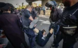 Illustration : La police évacue des manifestants ultra-orthodoxes qui bloquent une route pour manifester contre le service militaire obligatoire des Haredim, sur la Route 4, non loin de Bnei Brak, le 1er avril 2024. (Chaim Goldberg/Flash90)