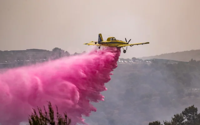 Un avion de pompiers tente d'éteindre un incendie près d'Ein Nakuba, le 11 mai 2024. (Crédit : Oren Ben Hakoon/Flash90) Un avion de pompiers tente d'éteindre un incendie près d'Ein Nakuba, le 11 mai 2024. (Crédit : Oren Ben Hakoon/Flash90)