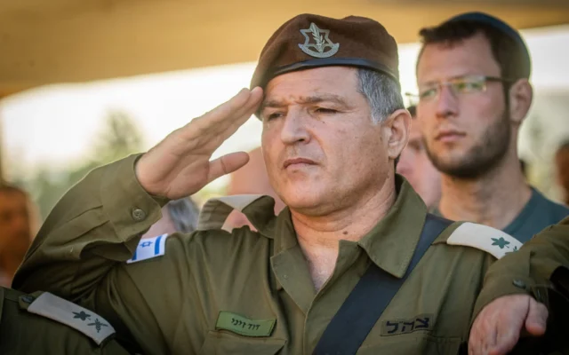 Le général de division David Zini, commandant du corps de formation et de l’état-major général de Tsahal, lors d’une cérémonie de passation de pouvoirs au quartier général du Commandement du centre, à Jérusalem, le 8 juillet 2024. (Crédit : Oren Ben Hakoon/Flash90) Le général de division David Zini, commandant du corps de formation et de l’état-major général de Tsahal, lors d’une cérémonie de passation de pouvoirs au quartier général du Commandement du centre, à Jérusalem, le 8 juillet 2024. (Crédit : Oren Ben Hakoon/Flash90)