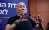 L'ancien Premier ministre Ehud Olmert témoignant lors d'une audience de la commission d'enquête civile sur le pogrom perpétré par le Hamas 7 octobre 2023, à Tel Aviv, le 8 août 2024. (Crédit : Tomer Neuberg/Flash90)