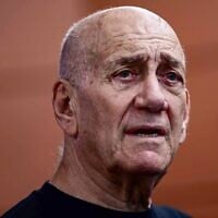 L'ancien Premier ministre Ehud Olmert témoignant lors d'une audience de la commission d'enquête civile sur le pogrom perpétré par le Hamas 7 octobre 2023, à Tel Aviv, le 8 août 2024. (Crédit : Tomer Neuberg/Flash90)