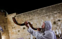 Un homme souffle dans un shofar au Mur occidental de Jérusalem, deux jours avant Yom Kippur, le 9 octobre 2024. (Crédit : Chaim Goldberg/Flash90).