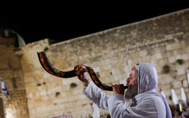 Un homme souffle dans un shofar au Mur occidental de Jérusalem, deux jours avant Yom Kippur, le 9 octobre 2024. (Crédit : Chaim Goldberg/Flash90).