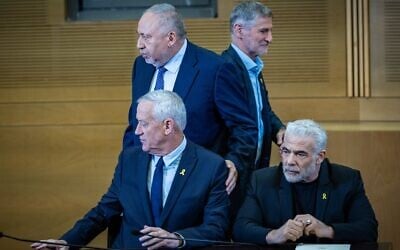 Les chefs du parti Les Démocrates, Yaïr Golan, de HaMahane HaMamlahti, Benny Gantz, de Yesh Atid, Yaïr Lapid, et d'Yisrael Beytenu, Avigdor Liberman, tenant une conférence de presse conjointe, à la Knesset, à Jérusalem, le 6 novembre 2024. (Crédit : Yonatan Sindel/Flash90)