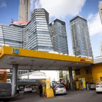 Une station-service Paz à Tel Aviv, le 28 novembre 2024. (Crédit : Miriam Alster/Flash90)