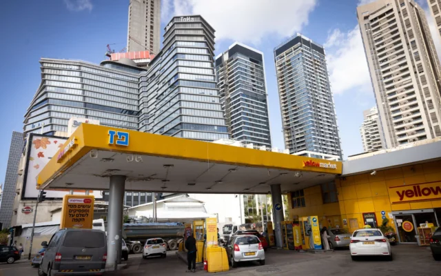 Une station-service Paz à Tel Aviv, le 28 novembre 2024. (Crédit : Miriam Alster/Flash90)