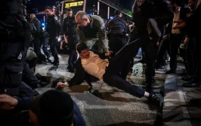 Illustration : Des Israéliens ultra-orthodoxes bloquant une route et affrontant la police lors d'une manifestation contre l'enrôlement des hommes haredim dans l'armée, à Ramat Gan, le 24 décembre 2024. (Crédit : Itai Ron/Flash90)