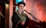 Le Grand Rabbin séfarade David Yosef lors d'une cérémonie d'allumage de la ménorah, le sixième soir de Hanoukka, à la Grande Synagogue de Tel Aviv, le 30 décembre 2024. (Crédit : Avshalom Sassoni/Flash90)