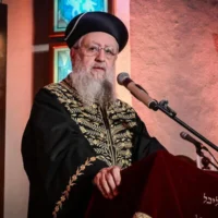 Le Grand Rabbin séfarade David Yosef lors d'une cérémonie d'allumage de la ménorah, le sixième soir de Hanoukka, à la Grande Synagogue de Tel Aviv, le 30 décembre 2024. (Crédit : Avshalom Sassoni/Flash90)