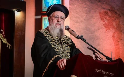 Le Grand Rabbin séfarade David Yosef lors d'une cérémonie d'allumage de la ménorah, le sixième soir de Hanoukka, à la Grande Synagogue de Tel Aviv, le 30 décembre 2024. (Crédit : Avshalom Sassoni/Flash90)