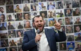 Le ministre du Patrimoine Amichaï Eliyahu s'exprimant lors d'une manifestation contre l'accord de libération des otages conclu avec le Hamas, à Jérusalem, le 18 janvier 2025. (Crédit : Chaïm Goldberg/Flash90)