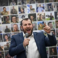 Le ministre du Patrimoine Amichay Eliyahu s'exprime lors d'une manifestation contre l'accord de prise d'otages avec le Hamas, à Jérusalem, le 18 janvier 2025. (Crédit : Chaim Goldberg/Flash90)