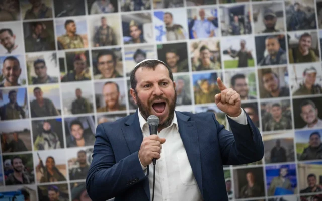Le ministre du Patrimoine Amichay Eliyahu s'exprime lors d'une manifestation contre l'accord de prise d'otages avec le Hamas, à Jérusalem, le 18 janvier 2025. (Crédit : Chaim Goldberg/Flash90) Le ministre du Patrimoine Amichay Eliyahu s'exprime lors d'une manifestation contre l'accord de prise d'otages avec le Hamas, à Jérusalem, le 18 janvier 2025. (Crédit : Chaim Goldberg/Flash90)