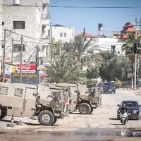 Des véhicules de l'armée israélienne pénétrant dans le camp de Nour Shams, à l'est de la ville de Tulkarem, en Cisjordanie, le 2 mars 2025. (Crédit : Nasser Ishtayeh/Flash90)