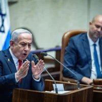 Le Premier ministre Benjamin Netanyahu devant la Knesset lors d'un débat consacré à la mise en place d'une commission d'enquête d'État sur les événements entourant l'invasion du Hamas le 7 octobre 2023, le 3 mars 2025. À sa gauche, le président de la Knesset, Amir Ohana. (Crédit : Chaim Goldberg/Flash90)